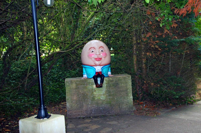Question 4 What colour is Humpty Dunmmpty's Coat at Sundown Advenureland