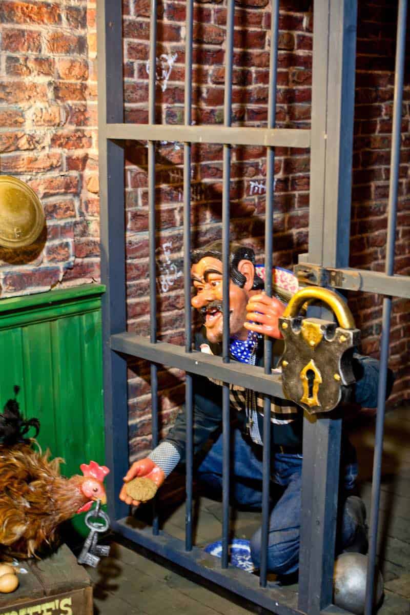 Question 6 What type of bird is holding the keys on Cowboy Street at Sundown Advenureland